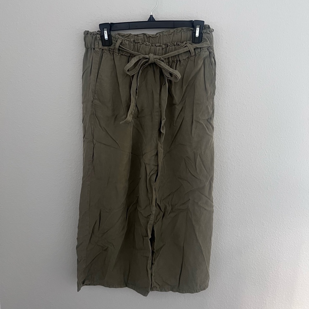 Love Tree Olive Green Khaki Capri Pants Size Large